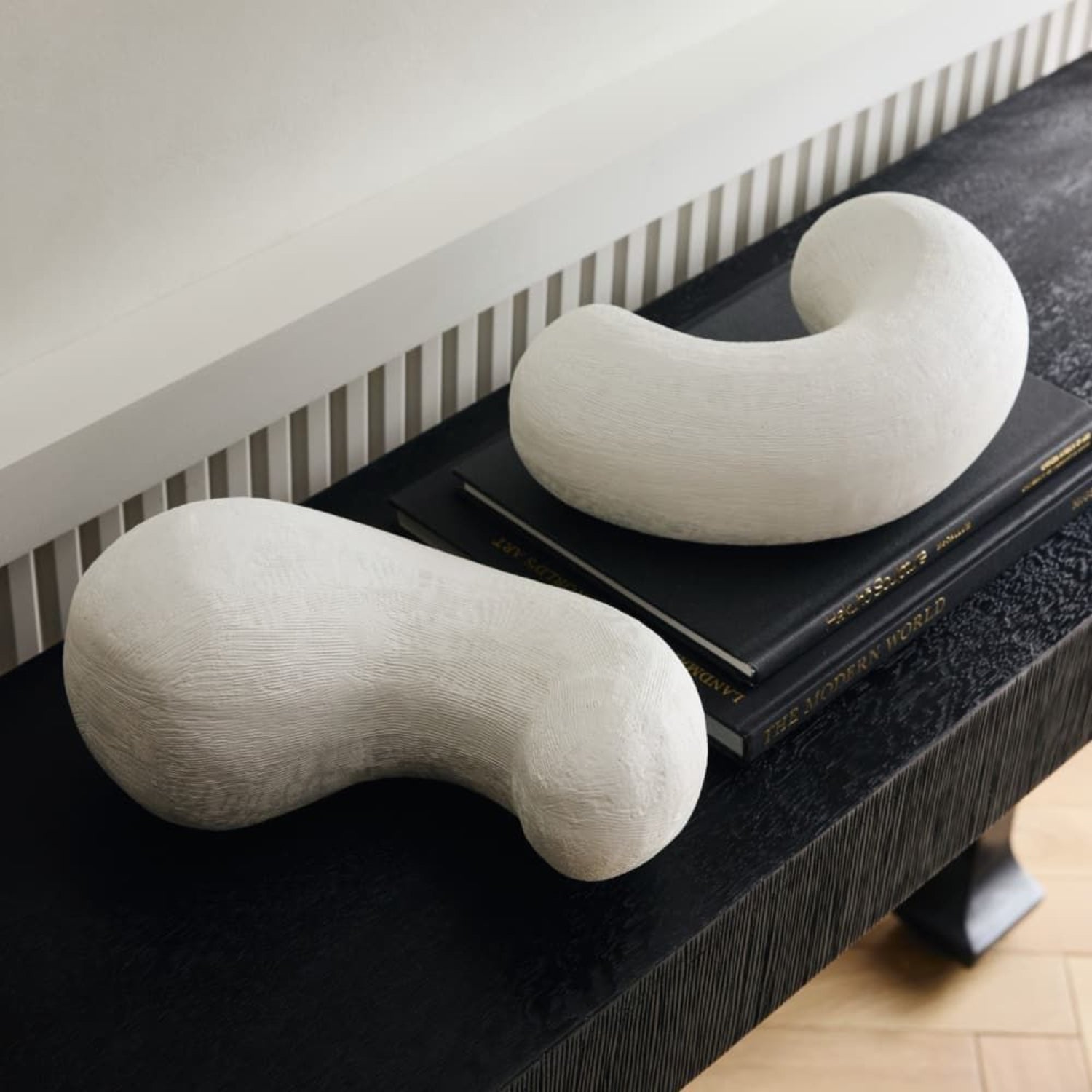 Sculptures Kanzi d'Arteriors, lot de 2